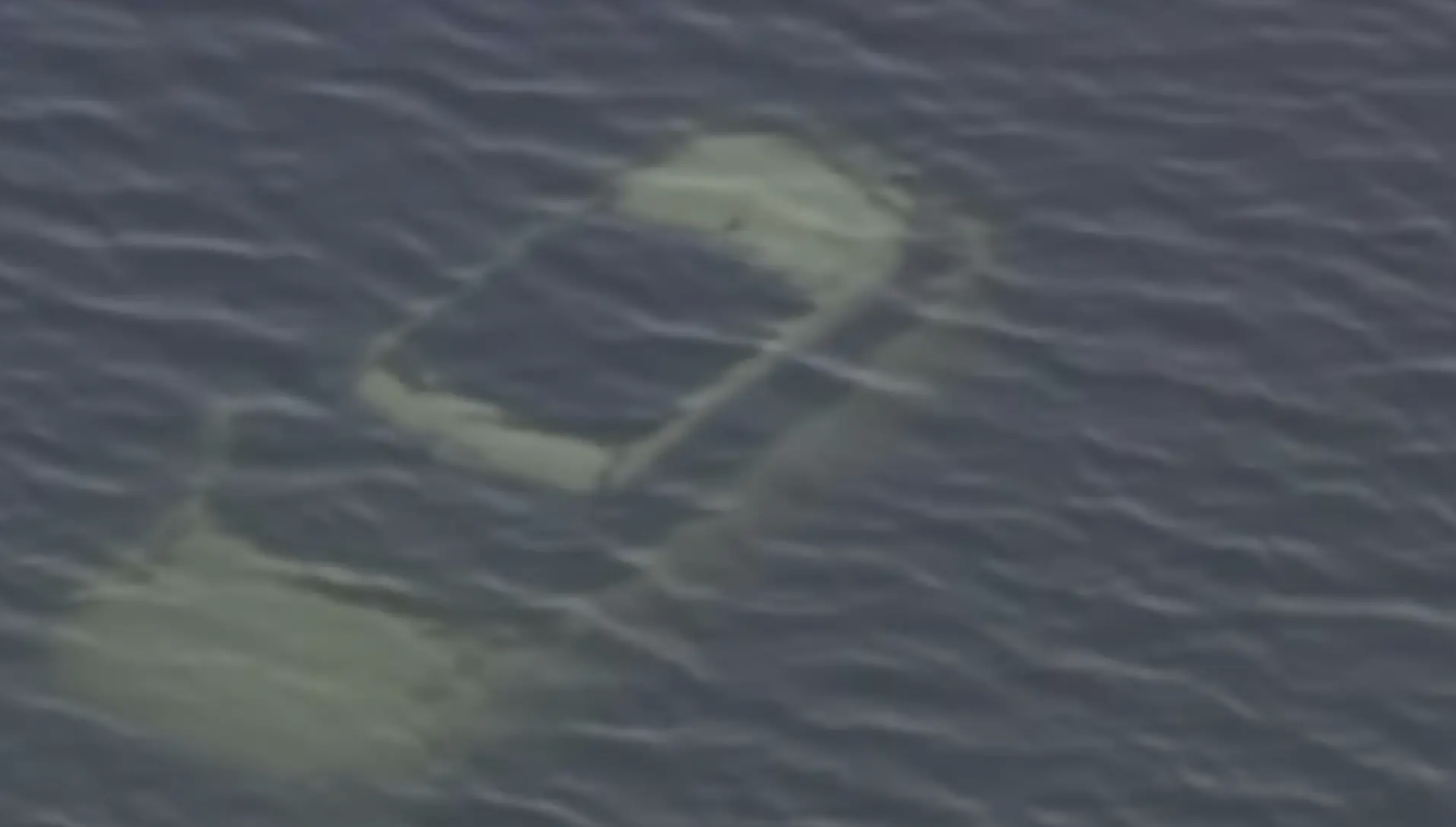 费城情侣路虎后座上演“激情戏”！“忙中出错”碰到变速杆！豪车掉进思故河！